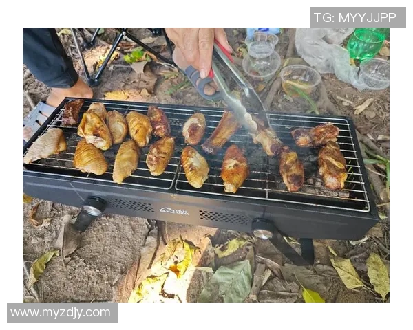 家中烧烤乐趣无限足球明星与家人共享温馨时光