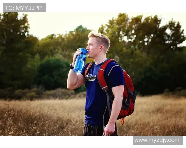 足球明星专属喷雾水杯让你在运动中保持清爽与活力