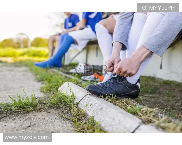 足球明星在赛场上展示技巧时巧妙踩球系鞋带引发热议