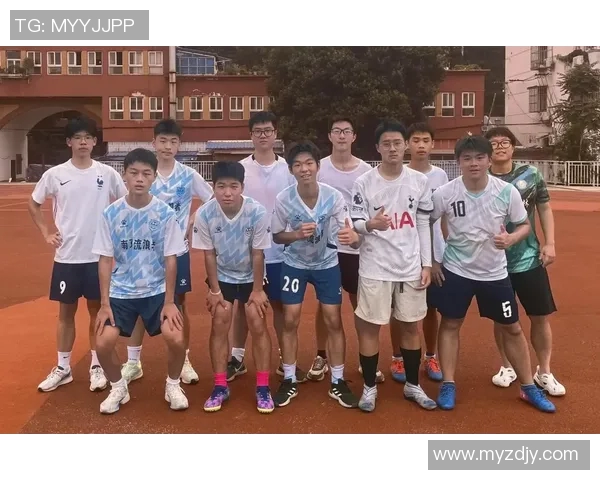 足球明星与媒体人亲密合影展现体育与传媒的完美融合与友谊瞬间